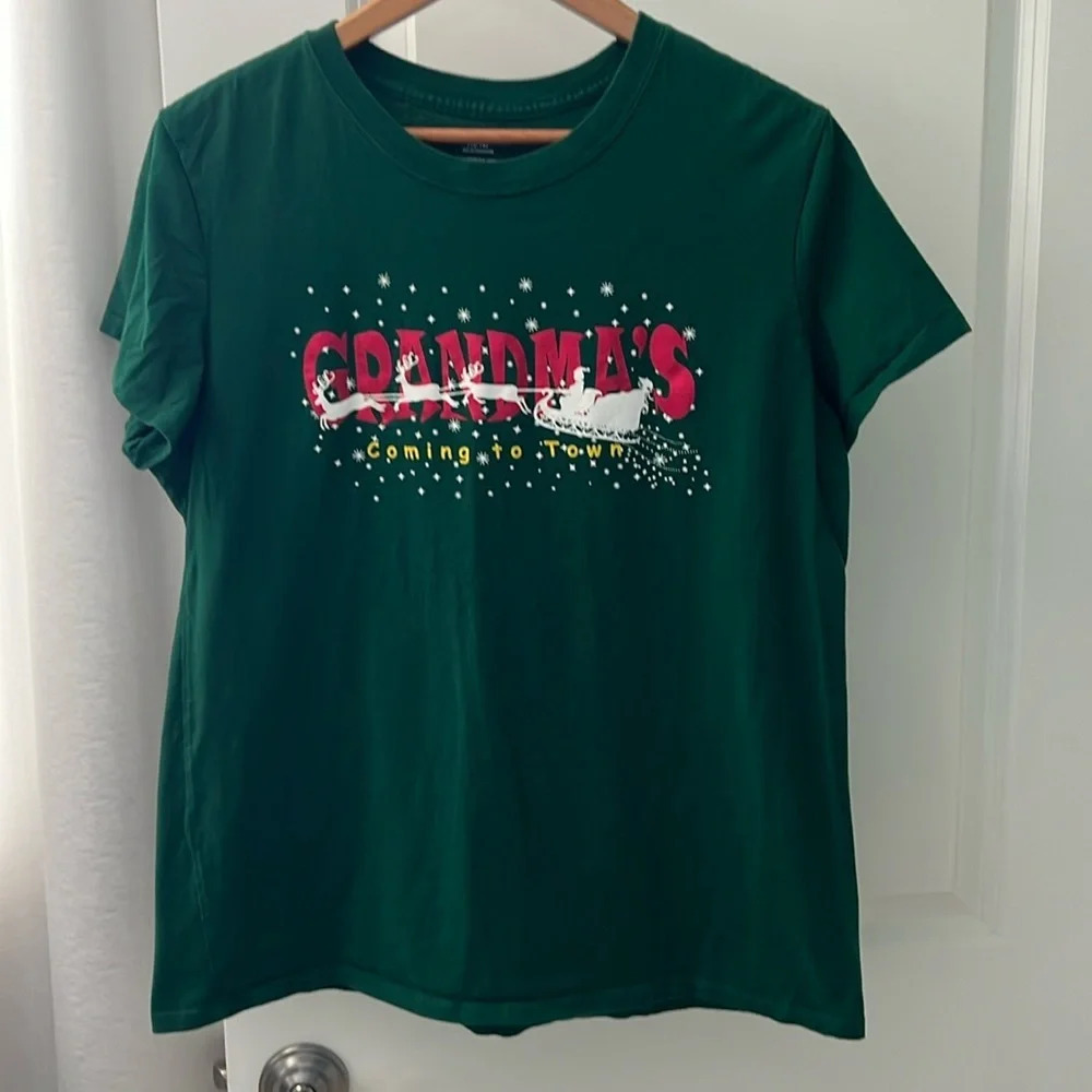 Christmas T shirt. “Grandma’s coming to town” - Picture 2 of 6